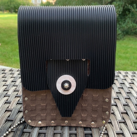 UPCYCLED Rubber Crossbody - Picture 3 of 11